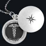 Silver Medical Symbol Caduceus - Persoonlijk Locket Ketting<br><div class="desc">Speciaal verpleegkundige / Doctor Medical Symbool Caduceus Silver Ketting, klaar voor u om zich aan te passen. ✔ Opmerking: niet alle sjabloon gebieden hoeven te worden gewijzigd. 📌 Als u verdere aanpassing nodig hebt, klikt u op de knop "Klik om verder aan te passen" of "Ontwerp aanpassen of bewerken" en...</div>