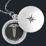 Silver Medical Symbol Caduceus - Persoonlijk Locket Ketting<br><div class="desc">Speciaal verpleegkundige / Doctor Medical Symbool Caduceus Silver Ketting, klaar voor u om zich aan te passen. ✔ Opmerking: niet alle sjabloon gebieden hoeven te worden gewijzigd. 📌 Als u verdere aanpassing nodig hebt, klikt u op de knop "Klik om verder aan te passen" of "Ontwerp aanpassen of bewerken" en...</div>