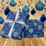 Silver Menorah Blue Chic Hanukkah persoonlijke Cadeaupapier<br><div class="desc">Pas deze prachtige zilveren Menorahs aan op blauw Hanukkah-pakpapier met jouw naam en jaar. Het eenvoudige maar klassieke Menorah-ontwerp in een minimalistische stijl maakt van dit geschenk van Chanoeka een perfecte keuze voor zowel volwassenen als kinderen. Als je liever op vakantie papiertijdloos inpakken kiest, moet je de jaaroptie wijzigen in...</div>