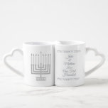 Silver Menorah Our First Hanukkah Passen getrouwd Loversmokken<br><div class="desc">Pas dit de mok van het eerste HANUKKAH-paar aan met faux Silver Menorahs en Hebreeuwse letters voor een cadeautje voor de nieuwigheden. Zowel de Hebreeuwse tekst (Our First Hanukkah) als de boodschap in het Engels kunnen eenvoudig worden gewijzigd, zodat deze stijlvolle witte en zilveren mok-set voor meer dan alleen een...</div>