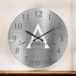 Silver Metallic Monogram Naam en Initiaal Grote Klok<br><div class="desc">Silver faux Metallic Monogram Naam en Initiaal Serving Wall Clock. De Wall Clock geeft het perfecte cadeau aan iemand die van zilveren roestvrij staal houdt.</div>