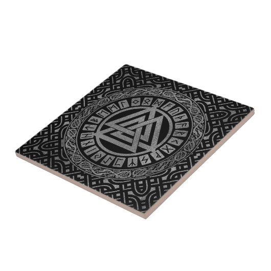 Silver Metallic Valknut Symbool op Keltisch Patroo Tegeltje (Zijkant)