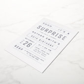 Silver Modern Simple Typography Surprise Birthday Folie Uitnodiging (Gedraaid)