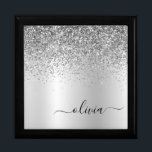 Silver Monogram Glitter Sparkle Girly Script Cadeaudoosje<br><div class="desc">Silver Faux Folie Metallic Sparkle Glitter Brushed Metal Monogram Name Jewelry Keepomwille Box. Dit maakt het perfecte afstuderen,  de verjaardag,  de bruiloft,  het vrijgezellenfeest,  de verjaardag,  het baby shower of het bachelorette feest cadeau voor iemand die van glam luxe en chic stijlen houdt.</div>