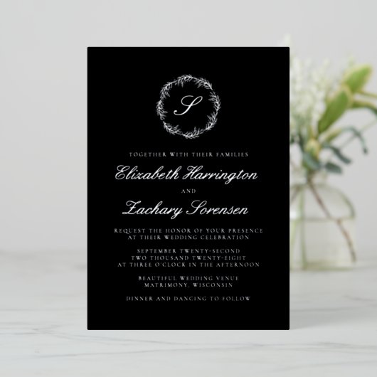 Silver Monogram Wreath Script Black Wedding Folie Uitnodiging (Staand Voorkant)