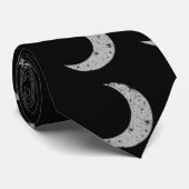 Silver Moon Sliver op zwarte Stropdas (Opgerold)