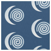 Silver Moon Spiral op donkerblauw Stof (Close Up)