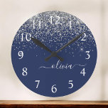 Silver Navy Blue Girly Glitter Sparkle Monogram Grote Klok<br><div class="desc">Navy Blue en Silver Sparkle Glitter Bored Script Monogram Name Clock. Dit maakt de perfecte liefhebbende 16 verjaardag,  bruiloft,  vrijgezellenfeest,  verjaardagsdag,  baby shower of vrijgezellenfeest voor iemand die van luxe glam en stijl houdt.</div>