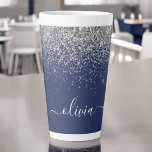 Silver Navy Blue Girly Glitter Sparkle Monogram Latte Mok<br><div class="desc">Navy Blue en Silver Faux Folie Metallic Sparkle Glitter Script Monogram Naam Latte Coffee Cup Mok. Dit maakt de perfecte lieve 16 verjaardags-,  bruiloft-,  vrijgezellenfeest-,  jubileum-,  baby shower- of vrijgezellenfeestcadeau voor iemand die van glamluxe en chique stijlen houdt.</div>