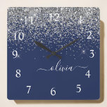 Silver Navy Blue Girly Glitter Sparkle Monogram Vierkante Klok<br><div class="desc">Silver and Navy Blue Sparkle Glitter Script Monogram Name Clock. Dit maakt de perfecte liefhebbende 16 verjaardag,  bruiloft,  vrijgezellenfeest,  verjaardagsdag,  baby shower of vrijgezellenfeest voor iemand die van luxe glam en stijl houdt.</div>