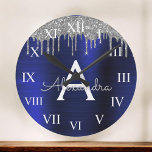 Silver Navy Blue Glitter Brushed Metal Monogram Grote Klok<br><div class="desc">Silver and Navy Blue Faux Foil Metallic Sparkle Glitter Brushed Metal Monogram Name and Initiaal Luxury Wall Clock. Dit maakt de perfecte liefhebbende 16 verjaardag,  bruiloft,  vrijgezellenfeest,  verjaardagsdag,  baby shower of vrijgezellenfeest voor iemand die van luxe glam en stijl houdt.</div>