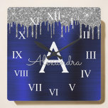 Silver Navy Blue Glitter Brushed Metal Monogram Vierkante Klok<br><div class="desc">Silver and Navy Blue Faux Folie Metallic Sparkle Glitter Brushed Metal Monogram Name and Initiaal Luxury Wall Clock. Dit maakt de perfecte liefhebbende 16 verjaardag,  bruiloft,  vrijgezellenfeest,  verjaardagsdag,  baby shower of vrijgezellenfeest voor iemand die van luxe glam en stijl houdt.</div>