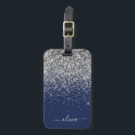 Silver Navy Blue Glitter Girly Monogram Naam Bagagelabel<br><div class="desc">Silver and Navy Blue Sparkle Glitter Monogram Name and Initiaal Pillow. Het label van de bagagetas maakt de perfecte mooie 16-jarige verjaardag,  bruiloft,  vrijgezellenfeest,  baby shower of vrijgezellenfeest voor iemand die haar kamer in stijl versiert.</div>