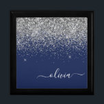 Silver Navy Blue Glitter Girly Monogram Naam Cadeaudoosje<br><div class="desc">Navy Blue en Silver Sparkle Glitter script Monogram Name Jewelry Keepomwille Box. Dit maakt het perfecte afstuderen,  de verjaardag,  de bruiloft,  het vrijgezellenfeest,  de verjaardag,  het baby shower of het bachelorette feest cadeau voor iemand die van glam luxe en chic stijlen houdt.</div>