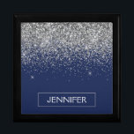 Silver Navy Blue Glitter Girly Monogram Naam Cadeaudoosje<br><div class="desc">Marine Blauw en Zilveren Sparkle Glitter Monogram Naam Sieraden Keepsake Box. Dit maakt het perfecte afstuderen,  verjaardagscadeau,  bruiloft,  vrijgezellenfeest,  jubileum,  baby shower of vrijgezellenfeest cadeau voor iemand die houdt van glamoureuze en chique stijlen.</div>