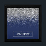 Silver Navy Blue Glitter Girly Monogram Naam Cadeaudoosje<br><div class="desc">Marine Blauw en Zilveren Sparkle Glitter Monogram Naam Sieraden Keepsake Box. Dit maakt het perfecte afstuderen,  verjaardagscadeau,  bruiloft,  vrijgezellenfeest,  jubileum,  baby shower of vrijgezellenfeest cadeau voor iemand die houdt van glamoureuze en chique stijlen.</div>