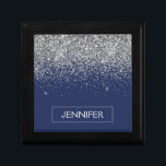 Silver Navy Blue Glitter Girly Monogram Naam Cadeaudoosje<br><div class="desc">Marine Blauw en Zilveren Sparkle Glitter Monogram Naam Sieraden Keepsake Box. Dit maakt het perfecte afstuderen,  verjaardagscadeau,  bruiloft,  vrijgezellenfeest,  jubileum,  baby shower of vrijgezellenfeest cadeau voor iemand die houdt van glamoureuze en chique stijlen.</div>