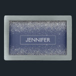 Silver Navy Blue Glitter Girly Monogram Naam Gesp<br><div class="desc">Silver en Navy Blue Sparkle Glitter Monogram Naam Belt Buckle. Dit maakt het perfecte afstuderen,  zoet 16 16th,  18th,  21st,  30th,  40th,  50th,  60th,  70th,  80th,  90th,  100th Birthday,  bruiloft,  vrijgezellenfeest,  jubileum,  baby shower of vrijgezellenfeest cadeau voor iemand die houdt van glamoureuze luxe en chique stijlen.</div>