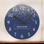 Silver Navy Blue Glitter Girly Monogram Naam Ronde Klok<br><div class="desc">Zilver en Navy Blue Sparkle Glitter Monogram Name Clock. Dit maakt de perfecte liefhebbende 16 verjaardag,  bruiloft,  vrijgezellenfeest,  verjaardagsdag,  baby shower of vrijgezellenfeest voor iemand die van luxe glam en stijl houdt.</div>