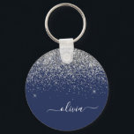 Silver Navy Blue Glitter Girly Monogram Naam Sleutelhanger<br><div class="desc">Navy Blue en Silver Sparkle Glitter Script Monogram Name Keychains (Sleutelhanger). Dit maakt de perfecte liefhebbende 16 verjaardag,  bruiloft,  vrijgezellenfeest,  verjaardagsdag,  baby shower of vrijgezellenfeest voor iemand die van luxe glam en stijl houdt.</div>