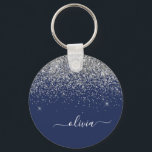 Silver Navy Blue Glitter Girly Monogram Naam Sleutelhanger<br><div class="desc">Navy Blue en Silver Sparkle Glitter Script Monogram Name Keychains (Sleutelhanger). Dit maakt de perfecte liefhebbende 16 verjaardag,  bruiloft,  vrijgezellenfeest,  verjaardagsdag,  baby shower of vrijgezellenfeest voor iemand die van luxe glam en stijl houdt.</div>