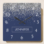 Silver Navy Blue Glitter Girly Monogram Naam Vierkante Klok<br><div class="desc">Zilver en Navy Blue Sparkle Glitter Monogram Name Clock. Dit maakt de perfecte liefhebbende 16 verjaardag,  bruiloft,  vrijgezellenfeest,  verjaardagsdag,  baby shower of vrijgezellenfeest voor iemand die van luxe glam en stijl houdt.</div>