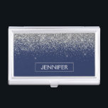 Silver Navy Blue Glitter Girly Monogram Naam Visitekaarthouder<br><div class="desc">Silver en Navy Blue Sparkle Glitter Monogram Naam visitekaarthouder. Dit maakt het perfecte zoete 16-jarige verjaardagscadeau,  bruiloft,  vrijgezellenfeest,  jubileum,  baby shower of vrijgezellenfeest voor iemand die van glamoureuze luxe en chique stijlen houdt.</div>