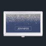 Silver Navy Blue Glitter Girly Monogram Naam Visitekaarthouder<br><div class="desc">Silver en Navy Blue Sparkle Glitter Monogram Naam visitekaarthouder. Dit maakt het perfecte zoete 16-jarige verjaardagscadeau,  bruiloft,  vrijgezellenfeest,  jubileum,  baby shower of vrijgezellenfeest voor iemand die van glamoureuze luxe en chique stijlen houdt.</div>