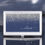 Silver Navy Blue Glitter Girly Monogram Naam Visitekaarthouder<br><div class="desc">Navy Blue en Silver Sparkle Glitter Script Monogram Name Business Card Holder. Dit maakt de perfecte liefhebbende 16 verjaardag,  bruiloft,  vrijgezellenfeest,  verjaardagsdag,  baby shower of vrijgezellenfeest voor iemand die van luxe glam en stijl houdt.</div>