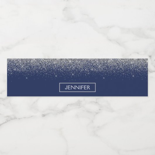 Silver Navy Blue Glitter Girly Monogram Naam Waterfles Etiket (Enkel label)