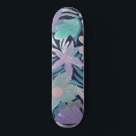 Silver Paars Blue Floral Leaves Illustrations Persoonlijk Skateboard<br><div class="desc">Dit elegante en mooie patroon is perfect voor een klastige en verfijnde vrouw. Het is voorzien van een handgetekende aqua blauwgroen groen, lila paars, wazig roze en stoffig blauw met faux gedrukte zilveren folie floral en blad illustration print boven op een eenvoudige marinesblauwe achtergrond. Het is meisje, chic, en lief...</div>