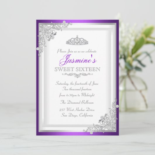 Silver Paarse Damask & Tiara Sweet 16 Uitnodiging (Staand voorkant)