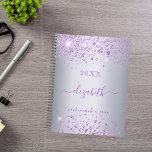 Silver paarse glitter-naamscript planner<br><div class="desc">Een faux silver ogende achtergrond versierd met paarse faux glitter. Personaliseer en voeg jouw naam toe. De naam is geschreven met een modern handgeschreven stijlschrift met moerassen. Als u wilt dat de swashes alleen de voorbeeldnaam verwijderen,  laat u de spaties of emoji's voor en achter de naam staan.</div>