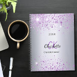 Silver paarse glitter name monogram 2023 planner<br><div class="desc">Een faux zilvervormde achtergrond met paarse faux glitter-stof. Pas uw voornaam,  monogram initialen,  volledige naam en een jaar aan en voeg deze toe.</div>