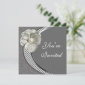 Silver Pearl Flower Party Invitation Kaart (Staand voorkant)