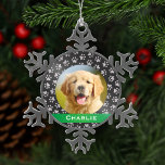 Silver Pet Paw Drukt Groene Aangepaste Dog Name Fo Tin Sneeuwvlok Ornament<br><div class="desc">Dit elegante ornament voor vakantie kan worden gepersonaliseerd met een schattige foto van je hond (of kat) en hun voornaam. Inclusief een zachte zwarte achtergrondkleur met een groen monogram stripe en een zilveren poot afdrukpatroon. Het maakt een uniek kerstcadeau voor hondenliefhebbers of voor het vieren van het eerste kerstfeest van...</div>