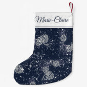 Silver Pinecone Navy Blue, gepersonaliseerd snowy Kleine Kerstsok (Achterkant)