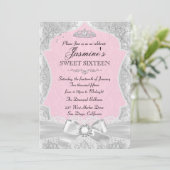 Silver Pink Damask Bow Sweet 16 Uitnodiging (Staand voorkant)