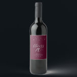Silver & Red Cheers 70 jaar 70th Birthday Party Wijn Etiket<br><div class="desc">Dit moderne flessenetiket is perfect voor een modern 70e verjaardagsfeest decor of gunsten. Het ontwerp is voorzien van typografie "Cheers to 70 years" en een glans in zilver en Bourgogne rood. U kunt de tekst en achtergrondkleur personaliseren. Overeenkomende uitnodigingen en partijbenodigdheden zijn beschikbaar in mijn winkel BaraBomDesign.</div>