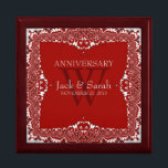Silver Red Lace Weddenschap Jubileum Gift Box Cadeaudoosje<br><div class="desc">Unieke en stijlvolle fractale rand grenst aan lichtgrijze satijnlook - Verfijnd en elegant aangepast bruiloft, Jubileum of verloving cadeau. Personaliseer je met namen, verjaardagsdatum en monogram of nummers - gemaakt in een prachtige, houten cadeaudoos om rimpetten en juwelen te bewaren voor je speciale keepsakes. Maakt een geweldig cadeau - vul...</div>