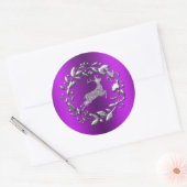 Silver Reindeer en Wreater Paarse Kerstmis Ronde Sticker (Envelop)