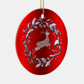 Silver Reindeer en Wreath op Rode Kerstmis Keramisch Ornament (Rechts)