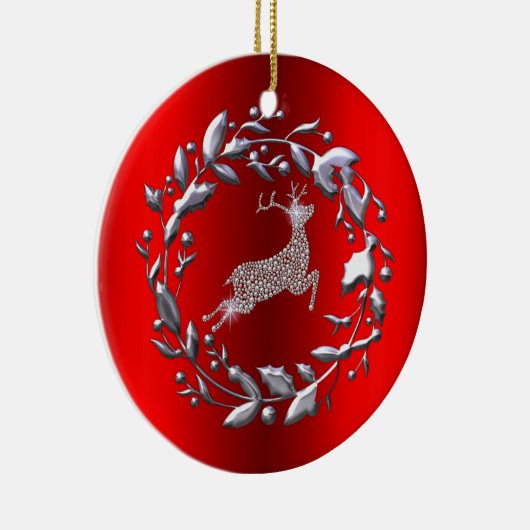 Silver Reindeer en Wreath op Rode Kerstmis Keramisch Ornament (Rechts)