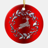 Silver Reindeer en Wreath op Rode Kerstmis Keramisch Ornament (Voorkant)