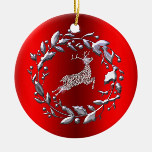 Silver Reindeer en Wreath op Rode Kerstmis Keramisch Ornament (Voorkant)