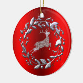 Silver Reindeer en Wreath op Rode Kerstmis Keramisch Ornament (Links)