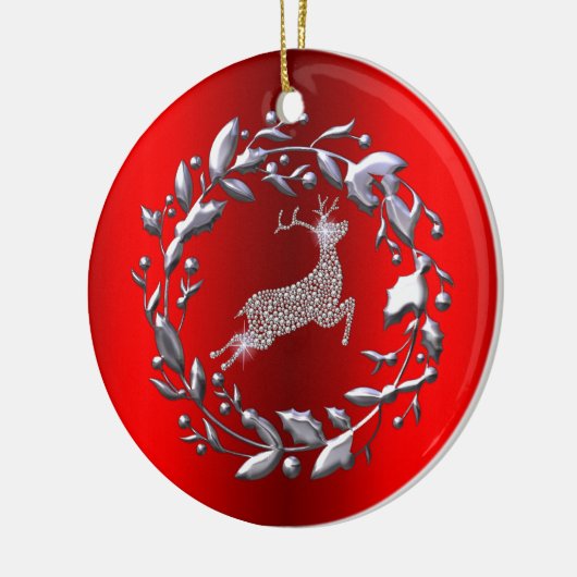 Silver Reindeer en Wreath op Rode Kerstmis Keramisch Ornament (Links)