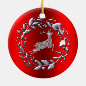Silver Reindeer en Wreath op Rode Kerstmis Keramisch Ornament (Achterkant)