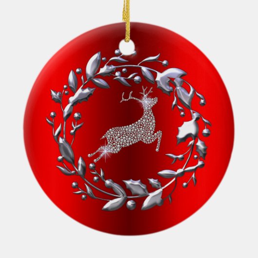 Silver Reindeer en Wreath op Rode Kerstmis Keramisch Ornament (Achterkant)