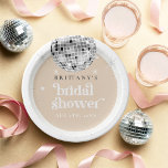 Silver Retro Disco Groovy Vrijgezellenfeest Papieren Bordje<br><div class="desc">Stap terug in de tijd met onze Retro Disco Ball Bridal Shower Invitations & Decor collectie. Dompel jezelf onder in de nostalgie van de jaren 70 met gedempte beige en grijze bogen, versterkt door groovy zilveren glitterlettertypen. De iconische retro discobal staat centraal en roept een tijdperk van disco-glamour op, terwijl...</div>